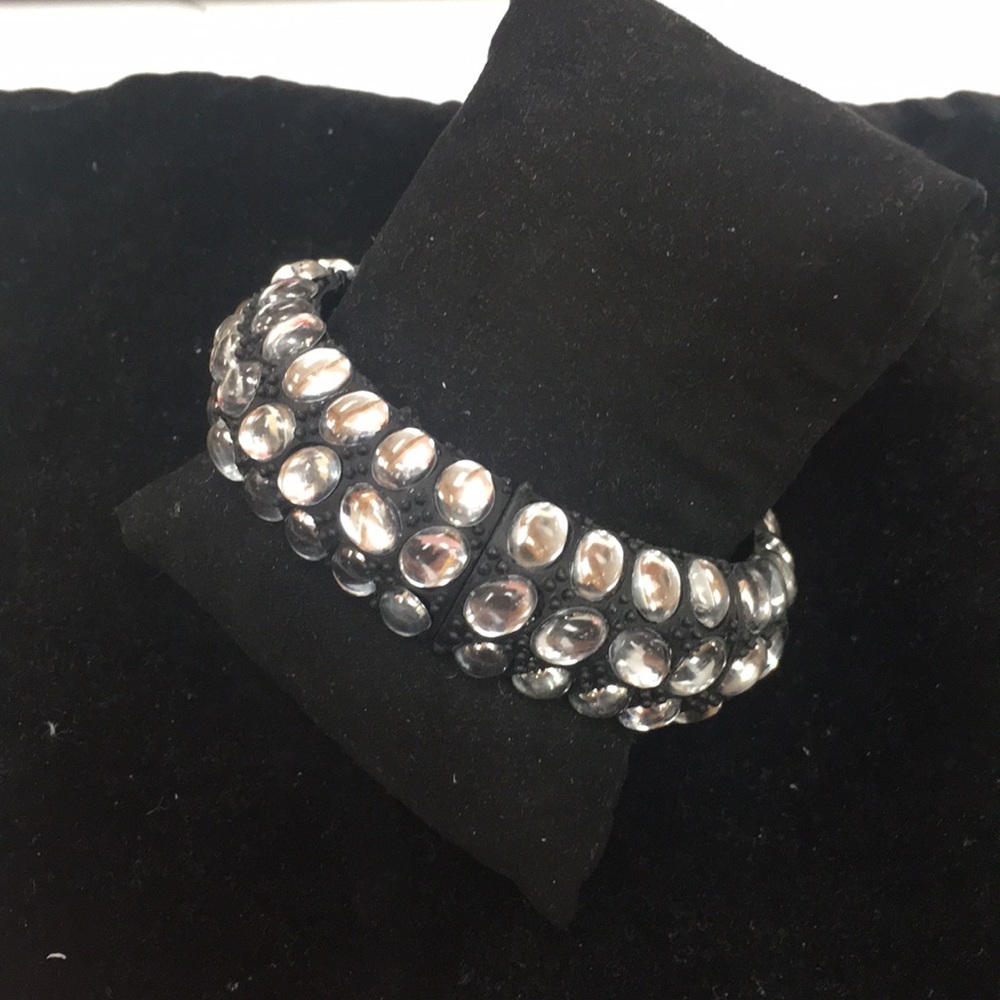 Black stretchable bracelet